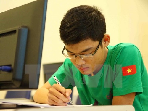 Vietnamese students win 6 medals at International Mathematical Olympiad - ảnh 1